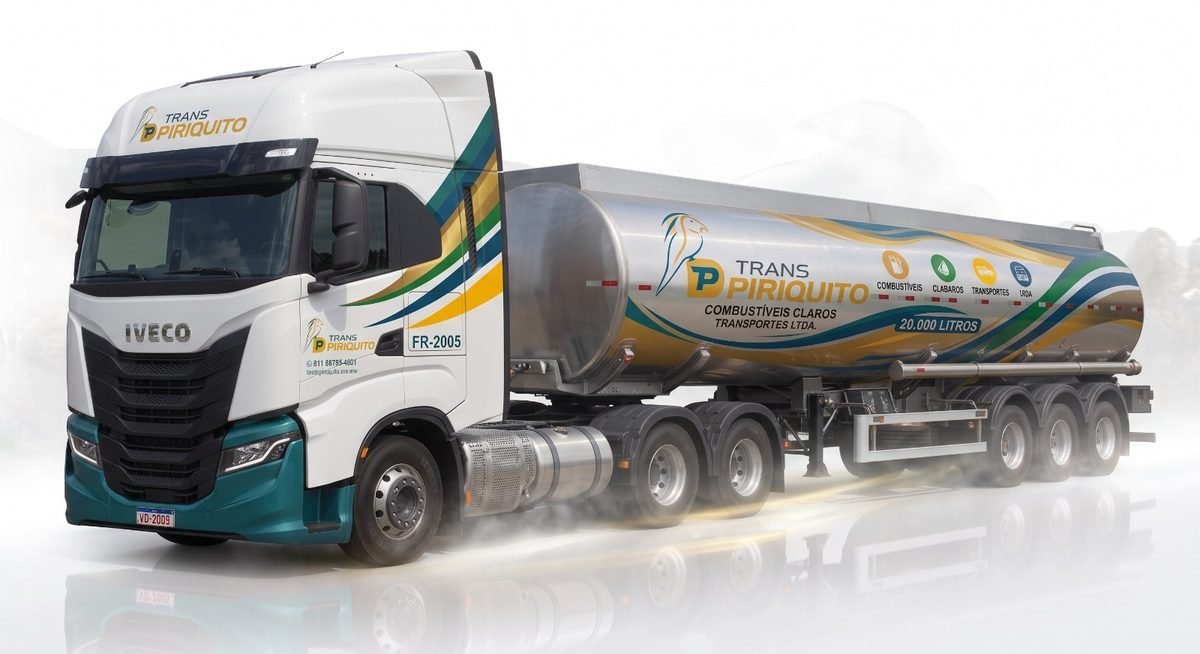 Cavalo Iveco S-Way da Trans Piriquito com tanque lacrado
