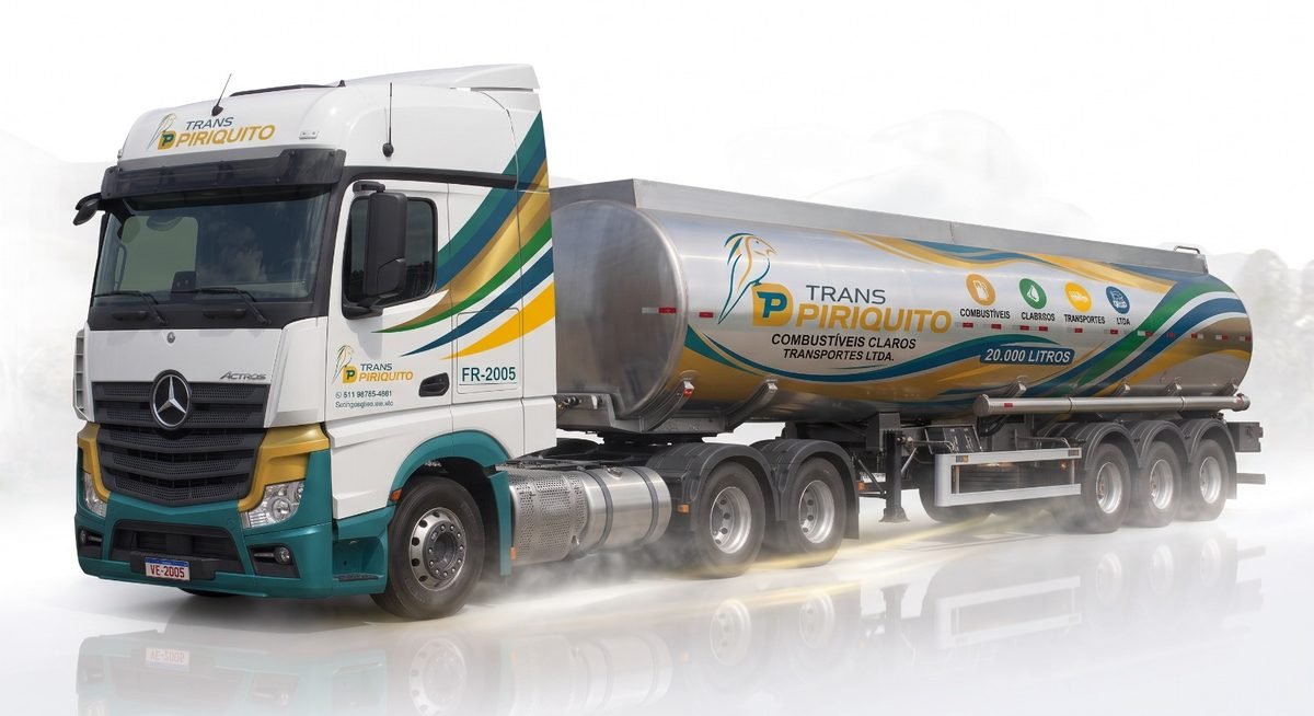 Cavalo Mercedes-Benz Actros da Trans Piriquito com tanque inspecionado