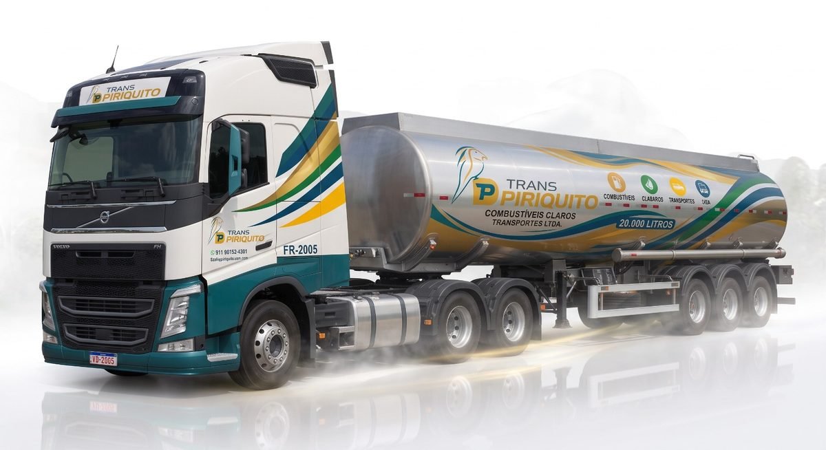 Cavalo Volvo FH da Trans Piriquito acoplado a tanque de 20.000 litros